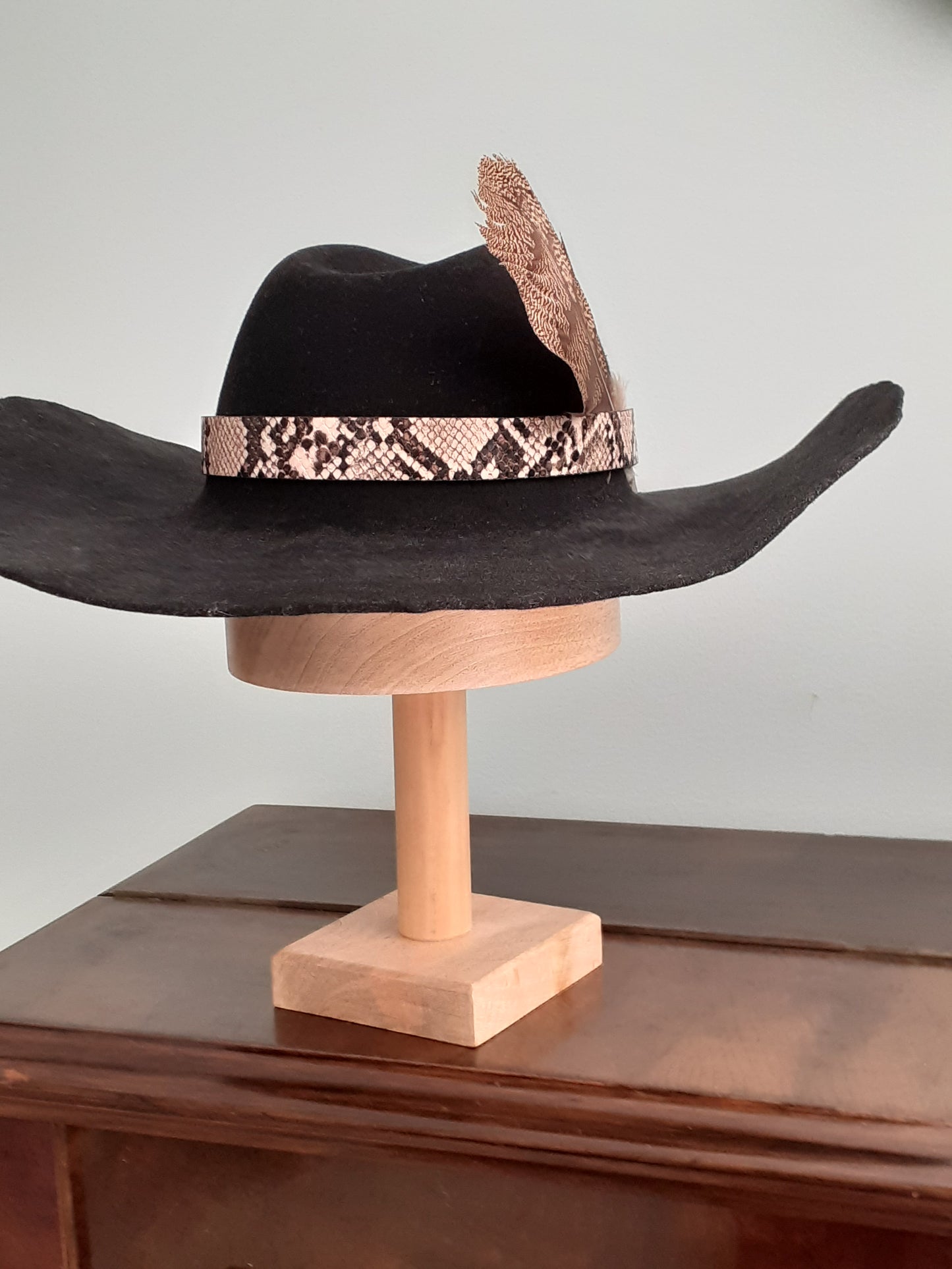 Black felt Aussie bushman style hat (The Outbacker)