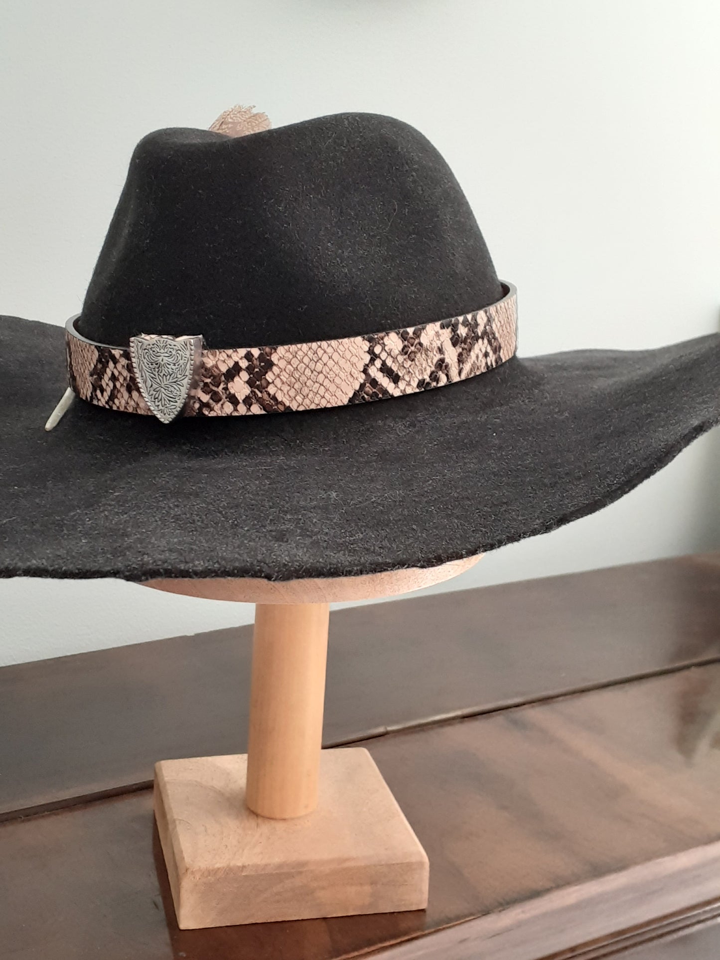 Black felt Aussie bushman style hat (The Outbacker)