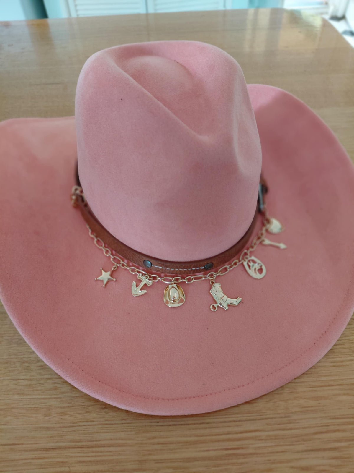 Peach Cowboy Hat | Brown Leather look Hat Band and Gold-coloured Chain with Western Charms