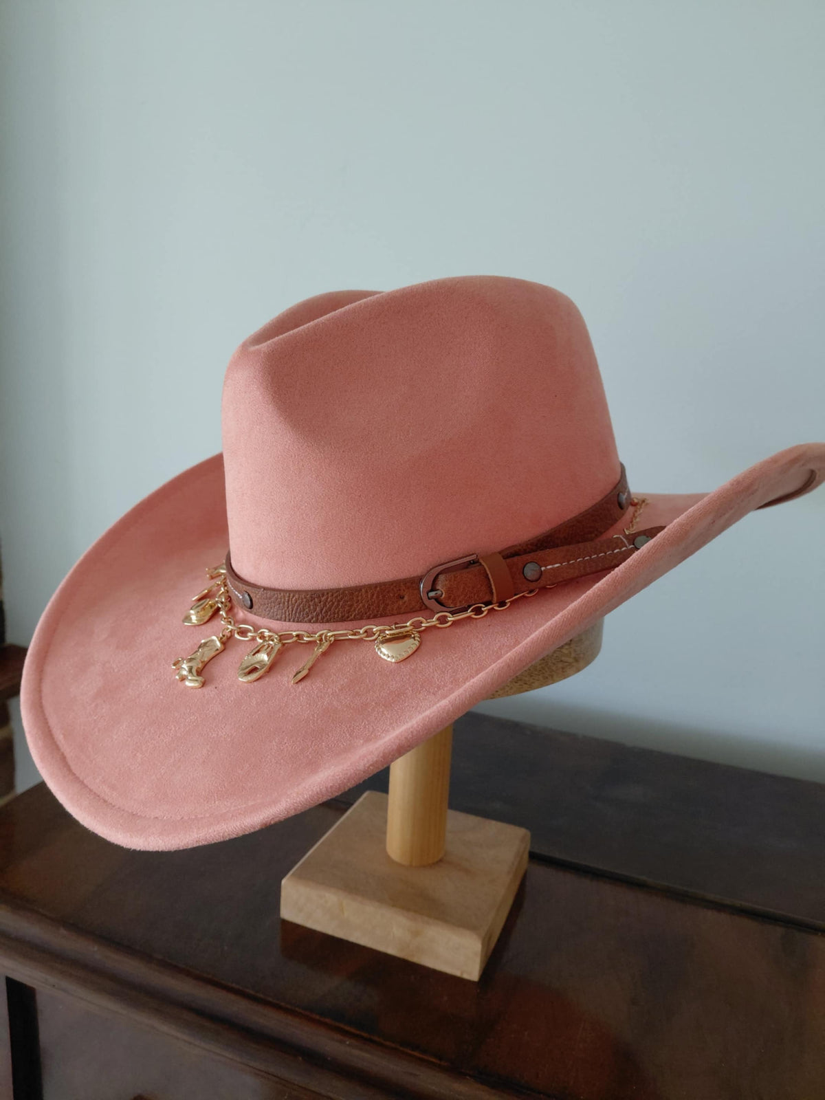 Peach Cowboy Hat | Brown Leather look Hat Band and Gold-coloured Chain with Western Charms