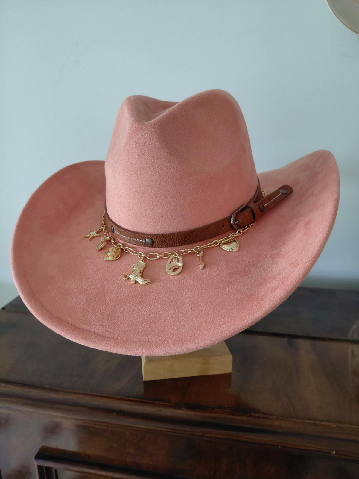 Peach Cowboy Hat | Brown Leather look Hat Band and Gold-coloured Chain with Western Charms