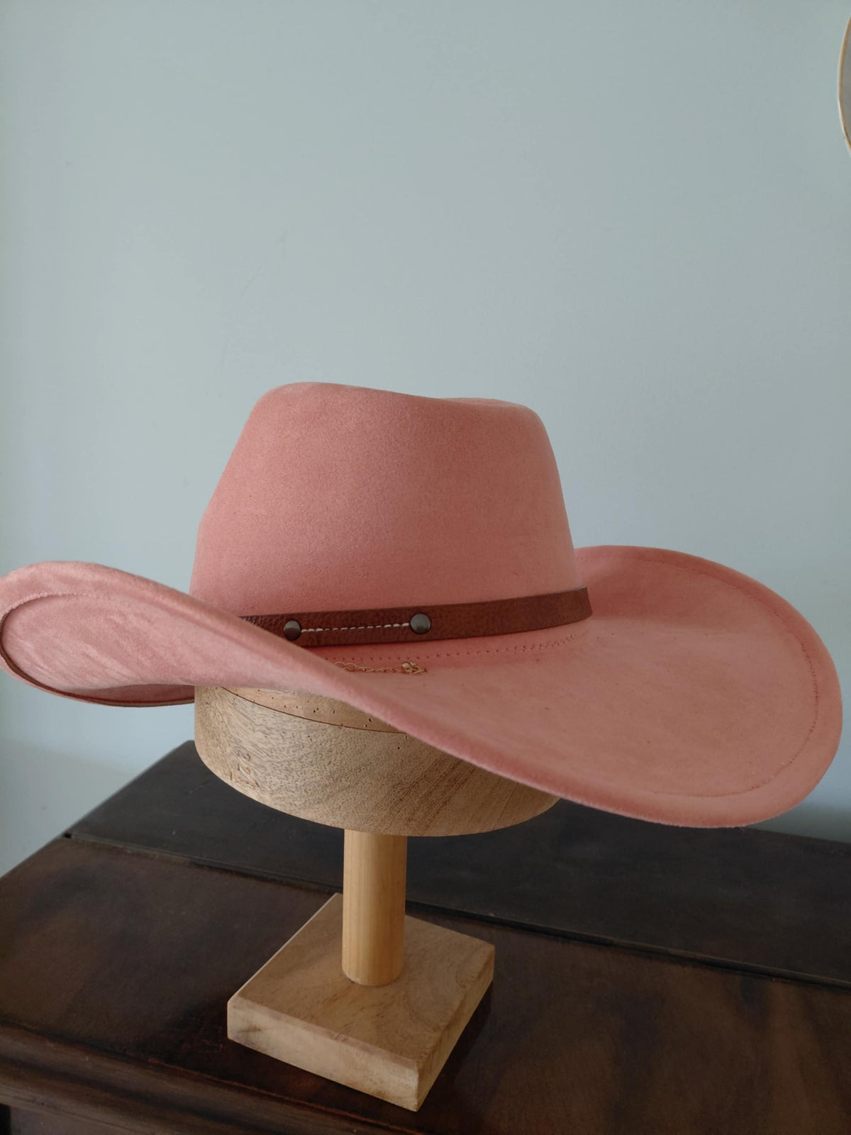 Peach Cowboy Hat | Brown Leather look Hat Band and Gold-coloured Chain with Western Charms
